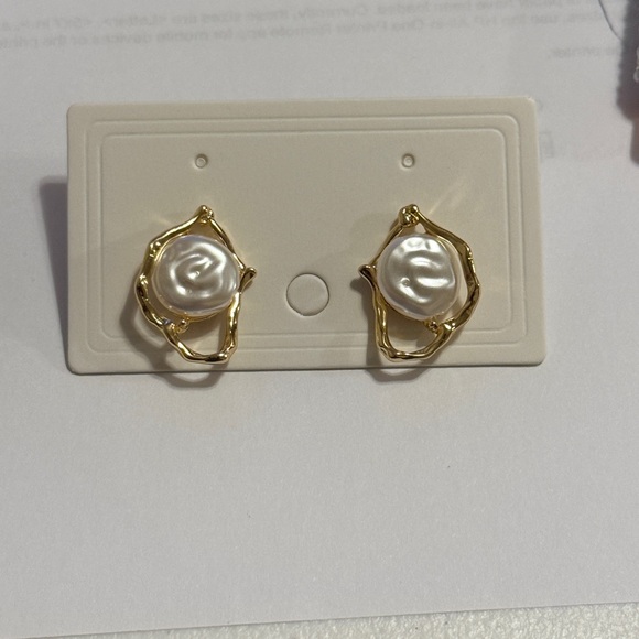 Minimalist Trendy Gold and Pearl Earrings - Picture 2 of 2